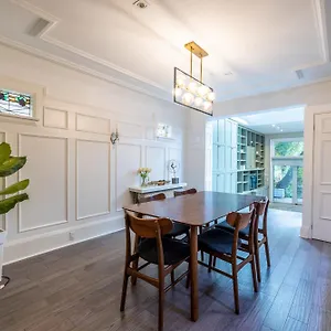 Maison d'hôtes Double Bedroom On Up Or 3 Bedrooms In Basement Near Eglinton Subway Station, Toronto